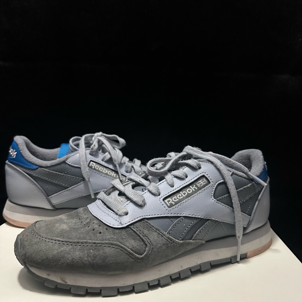 Women’s size 7 Reebok shoes